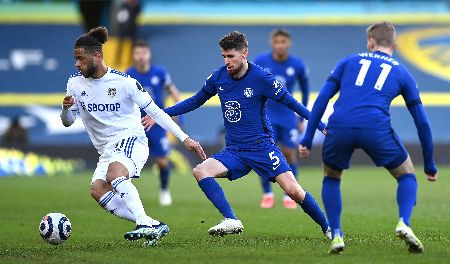 Chelsea and Leeds United players looking for the ball.